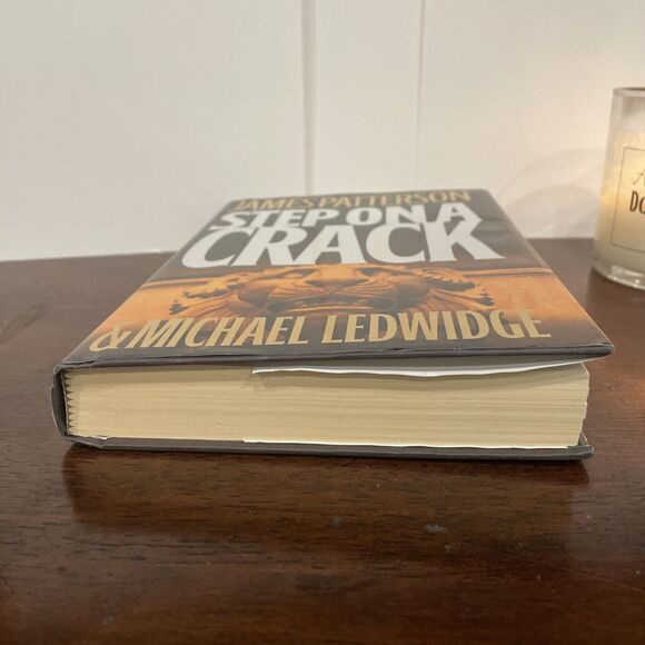 Michael Bennett Series Step on a Crack by Michael Ledwidge and James Patterson. - Picture 5 of 6